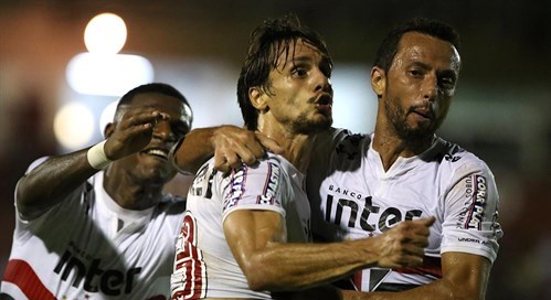 Com assistência de Nenê, São Paulo ganha de virada do Linense