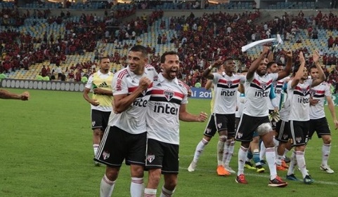 Nenê comemora vitória do São Paulo na véspera de seu aniversário