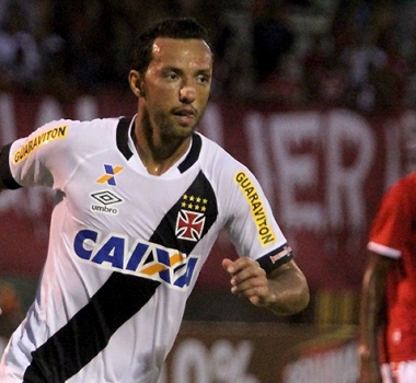Nenê participou de cinco dos sete gols do Vasco no Carioca