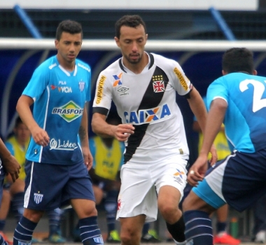 Nenê comemora 100% de aproveitamento nas cobranças de pênalti pelo Vasco