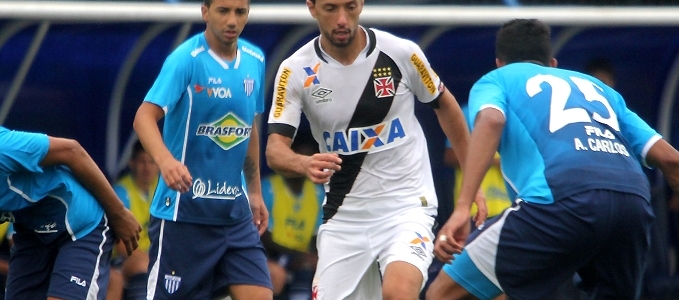 Nenê comemora 100% de aproveitamento nas cobranças de pênalti pelo Vasco