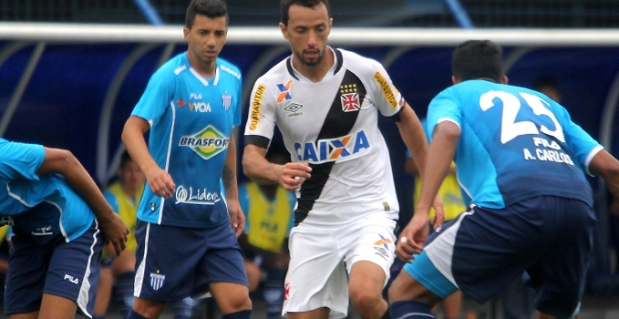 Nenê comemora 100% de aproveitamento nas cobranças de pênalti pelo Vasco