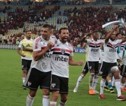 Nenê comemora vitória do São Paulo na véspera de seu aniversário