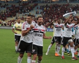 Nenê comemora vitória do São Paulo na véspera de seu aniversário