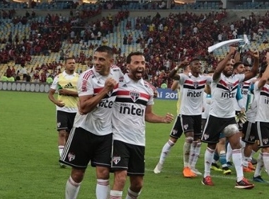 Nenê comemora vitória do São Paulo na véspera de seu aniversário