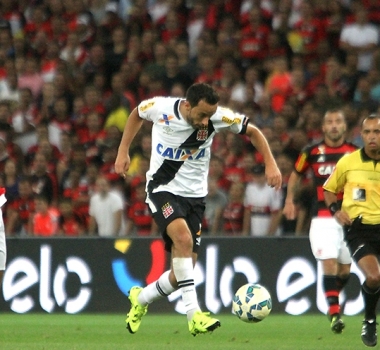 Nenê comemora assistência na classificação do Vasco na Copa do BR