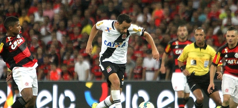 Nenê comemora assistência na classificação do Vasco na Copa do BR