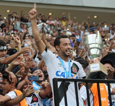 Nenê vibra com conquista da Taça Guanabara