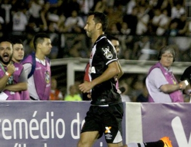 Nenê marca e garante virada do Vasco sobre o Fluminense
