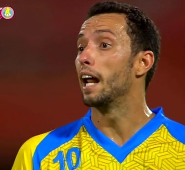 Nenê quase faz gol de antes do meio-campo no Catar