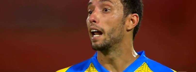 Nenê quase faz gol de antes do meio-campo no Catar