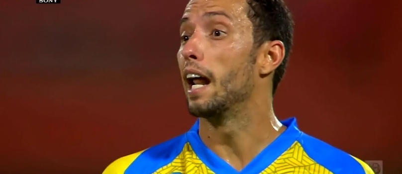 Nenê quase faz gol de antes do meio-campo no Catar