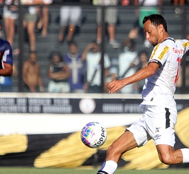 Nenê vibra com vitória na estreia do Vasco no Campeonato Carioca