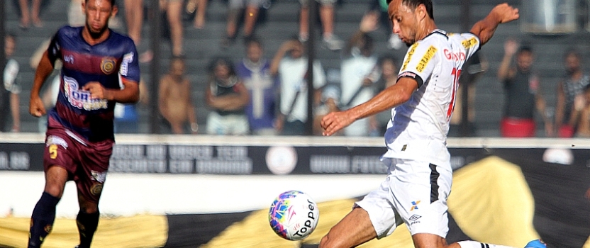 Nenê vibra com vitória na estreia do Vasco no Campeonato Carioca