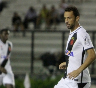 Nenê celebra vitória do Vasco na estreia do novo treinador