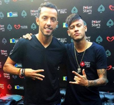 Nenê participa de torneio de pôquer beneficente de Neymar