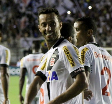 Após gol e assistência, Nenê vibra com campanha 100% do Vasco