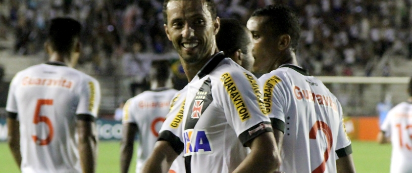 Após gol e assistência, Nenê vibra com campanha 100% do Vasco